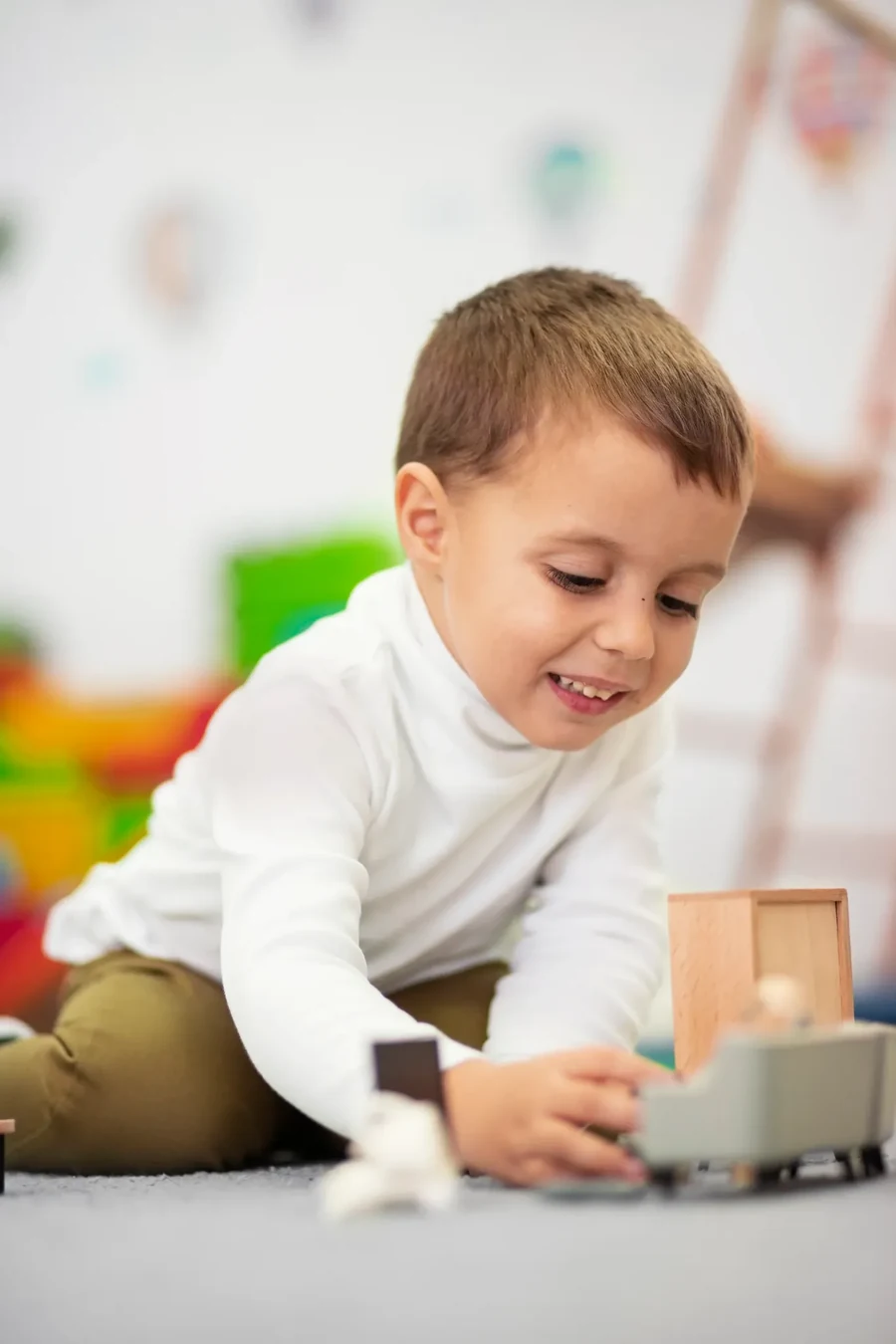Criança brincando com materiais terapêuticos — Comunicakids