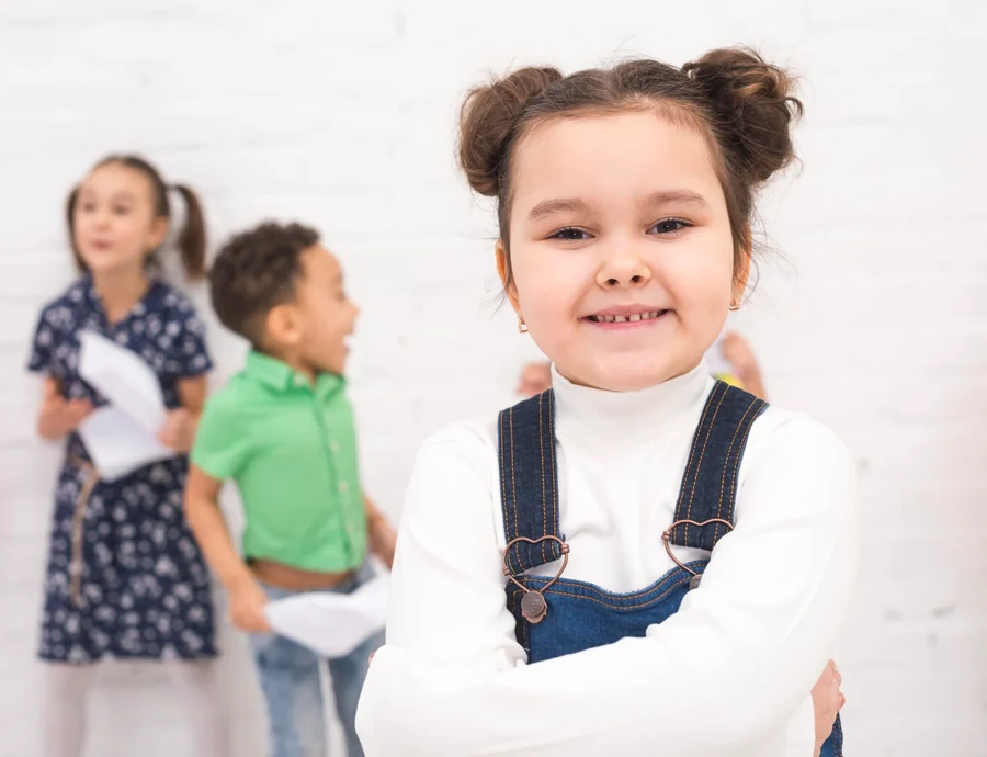 Criança sorridente durante sessão de fonoaudiologia — Comunicakids